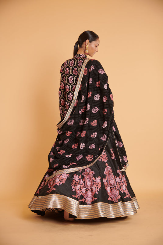 husn Noir blush gilded aari tradition
