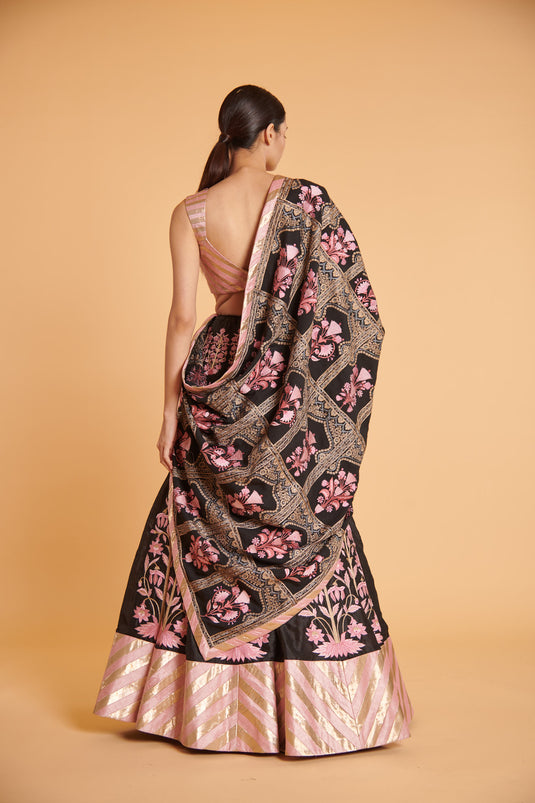 husn Noir blush gilded aari chevron tradition