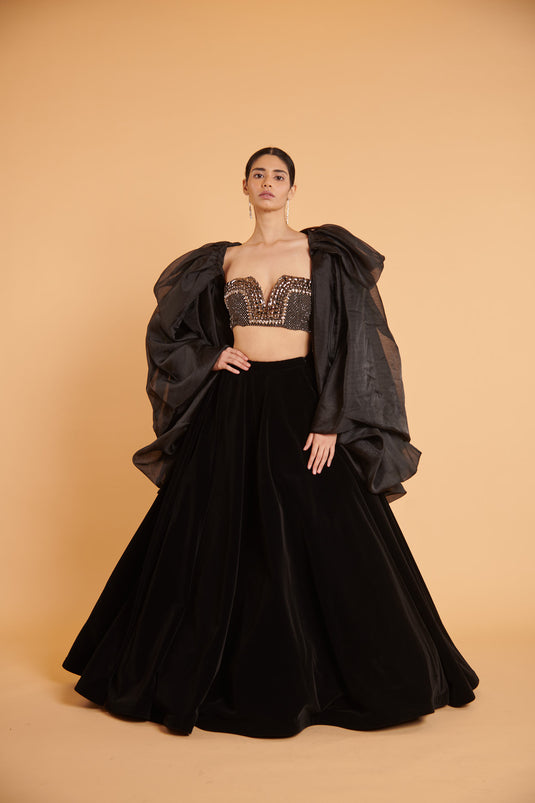 husn Noir bauble opera