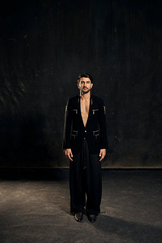 Red carpet oversized combats.