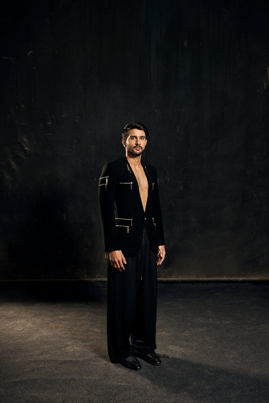 Red carpet oversized combats.